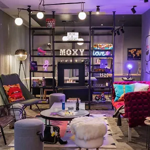 Отель Moxy Old Town