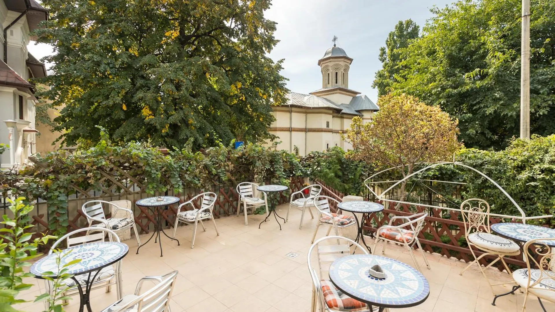 Flower'S Bucharest Guest house